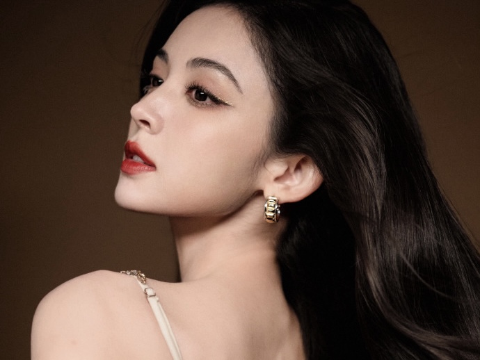 娜扎穿亮片吊带裙身姿曼妙