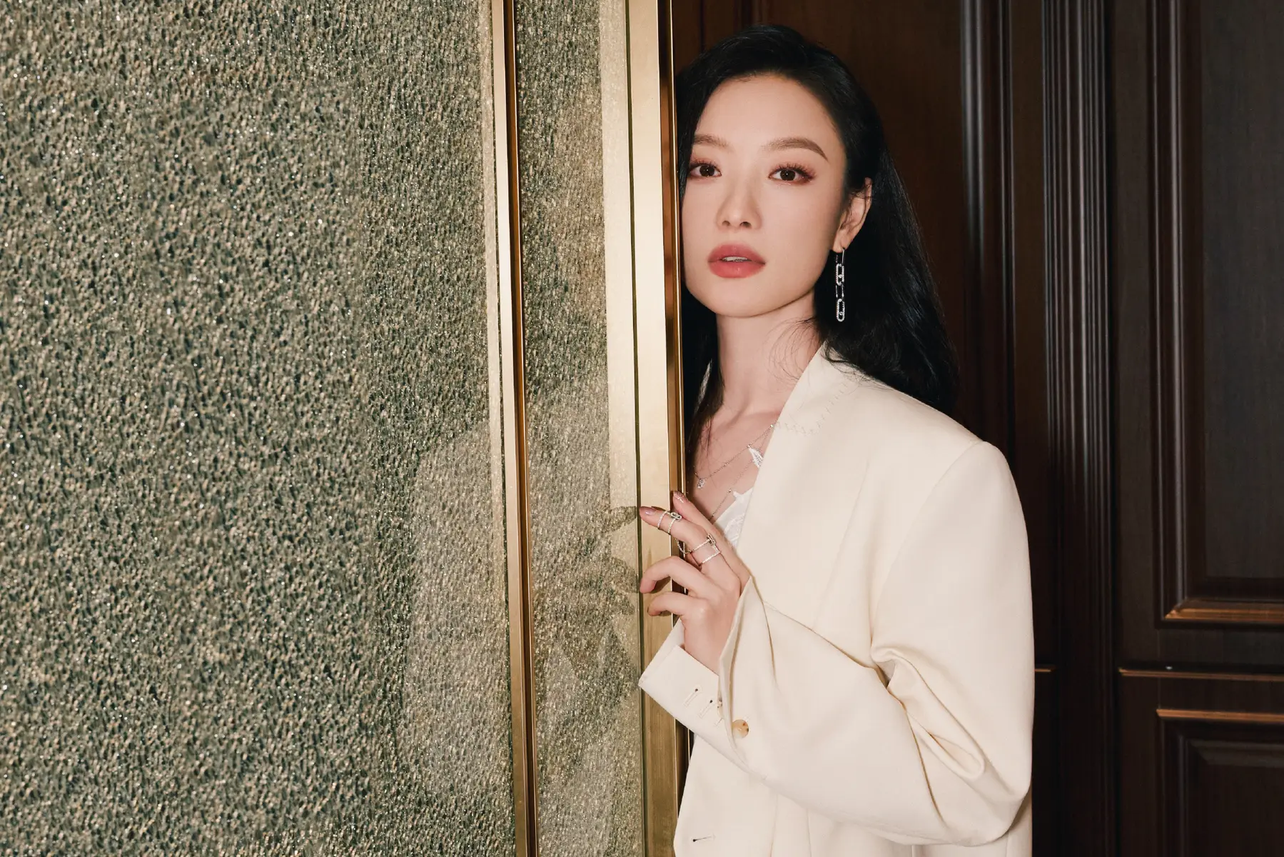 倪妮纯白look如月光无暇 气质清秀纯洁星光熠熠
