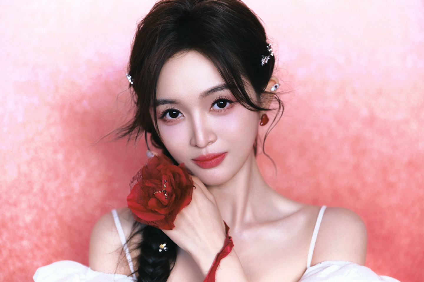 吴宣仪穿白色短裙甜美清纯