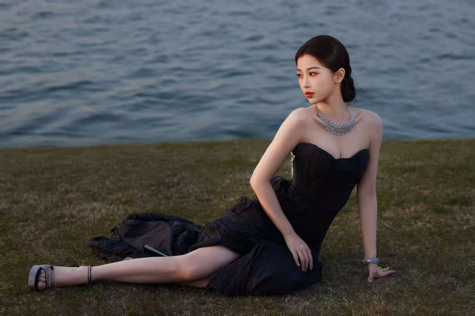 虞书欣穿黑色抹胸裙高贵如黑天鹅