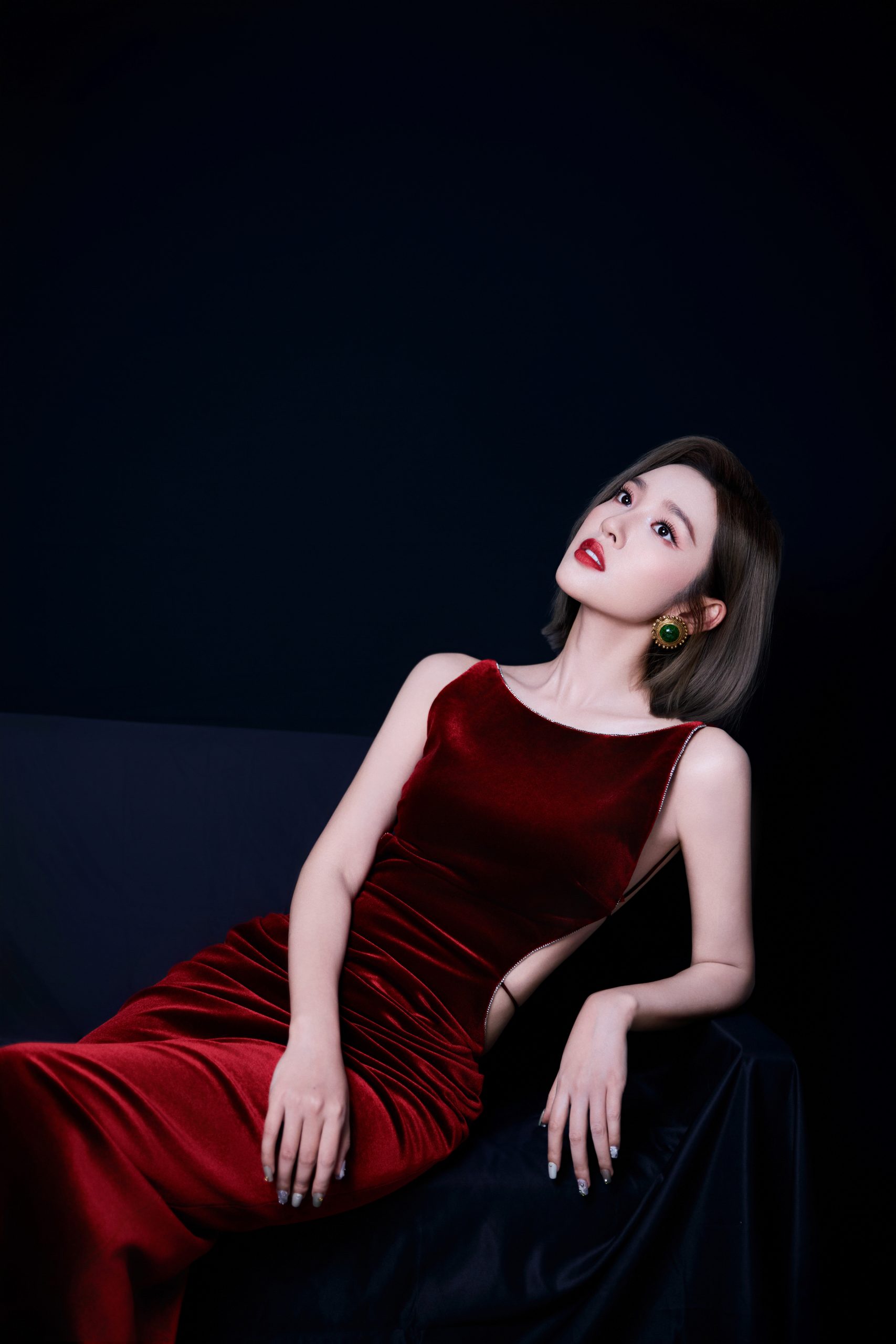 唐艺昕穿红丝绒露背裙性感妩媚