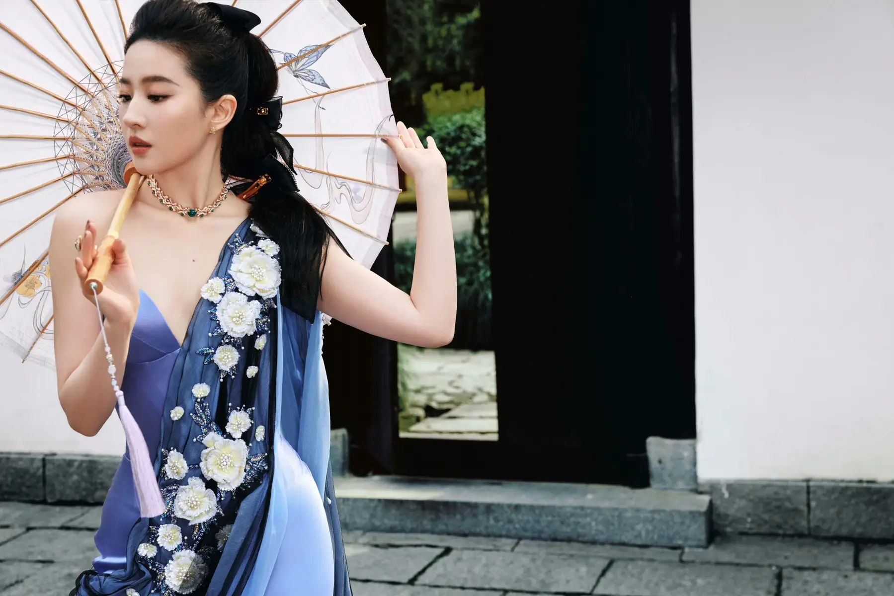 刘亦菲穿丝缎礼裙古典优雅 手撑油纸伞婀娜多姿