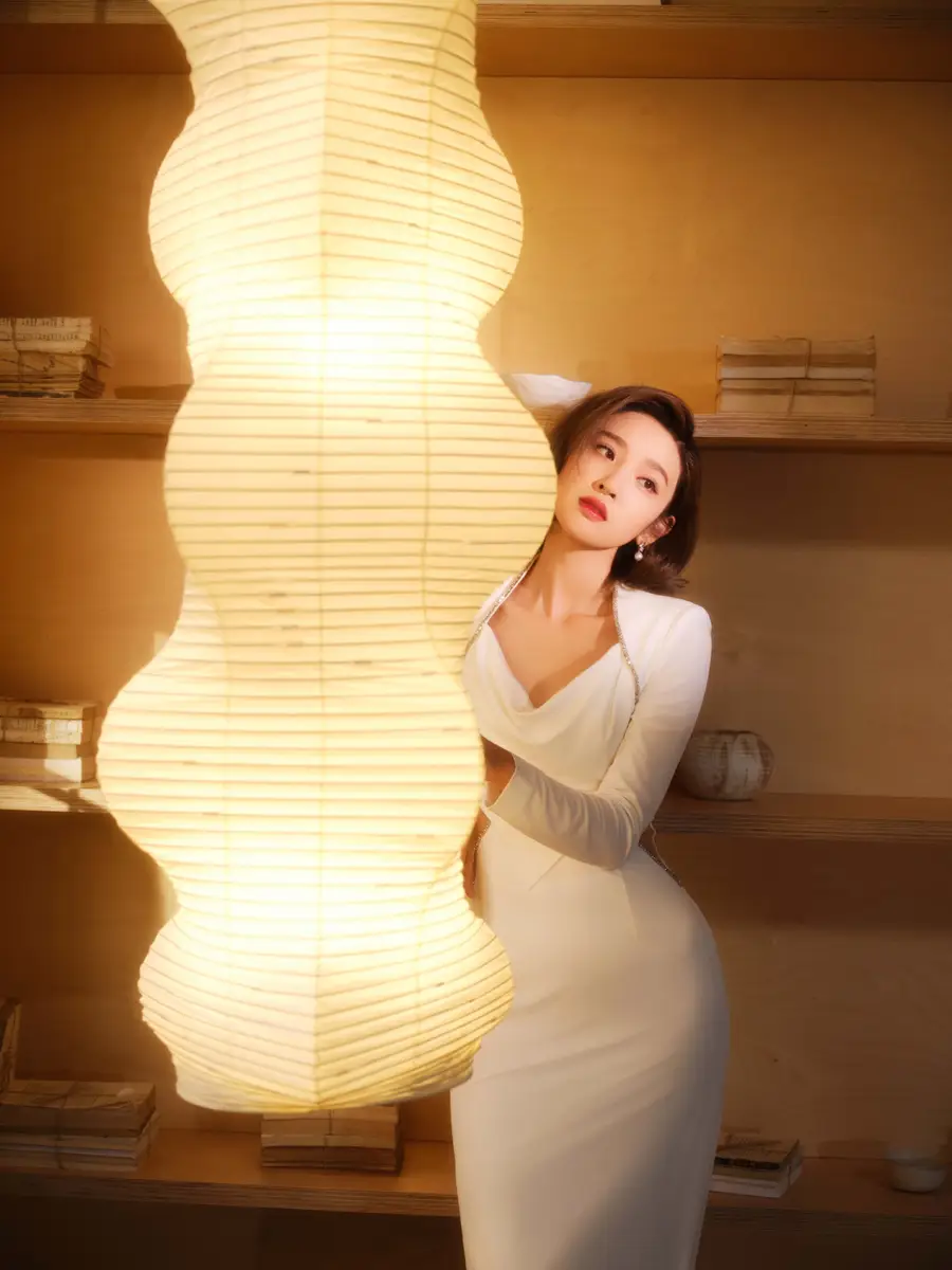 唐艺昕穿白色镂空长裙美得发光！展露曼妙身姿性感又温柔
