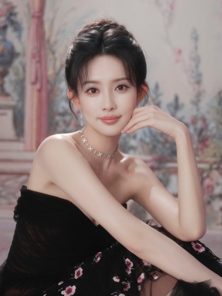 肤白貌美！孟子义穿抹胸黑裙优雅迷人