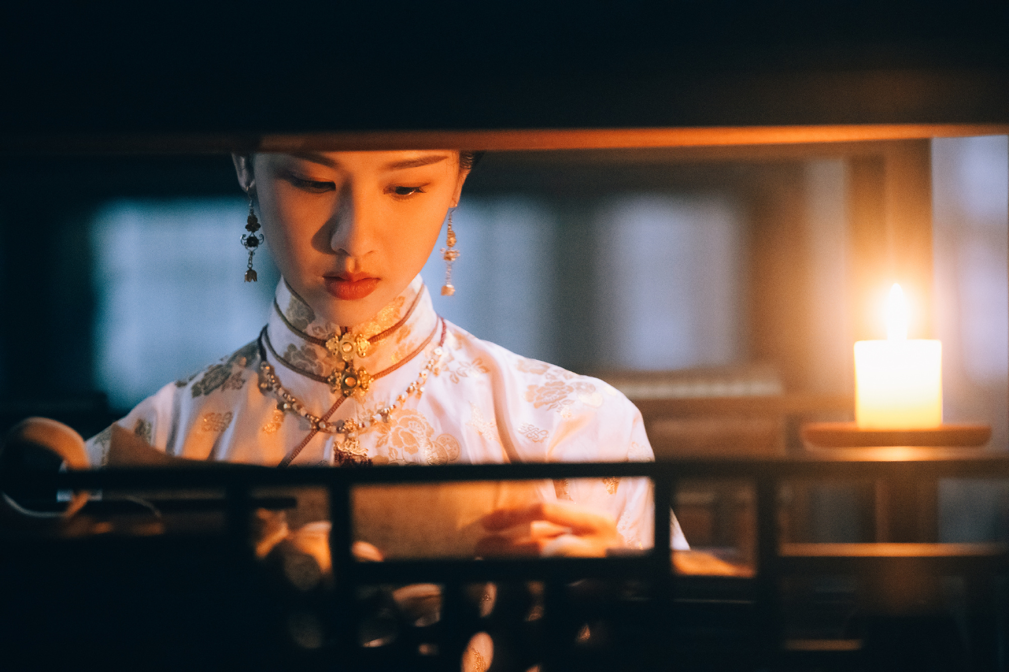 陈都灵明制汉服造型贵气端庄