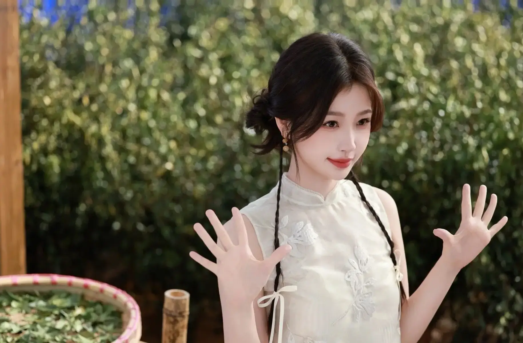 虞书欣变身春日采茶少女 穿新中式上衣甜美清新