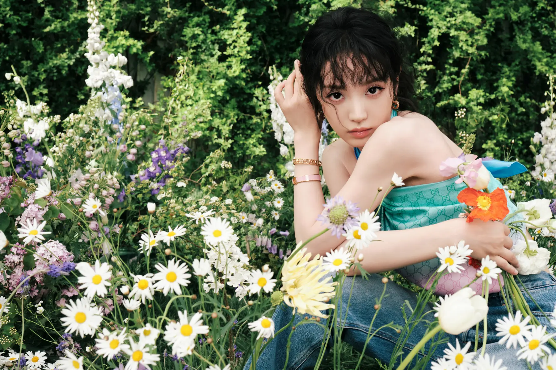 田曦薇穿挂脖上衣秀完美直角肩 与花为伴甜美灵动
