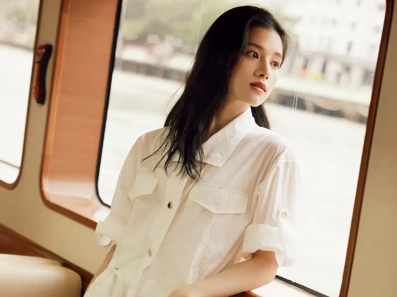 张婧仪穿白裙气质干净明亮 靠在栏杆伸手姿势慵懒