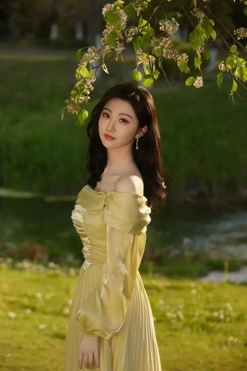 女星景甜暖春告白：立于花叶秘境，诉说甜蜜幸福！