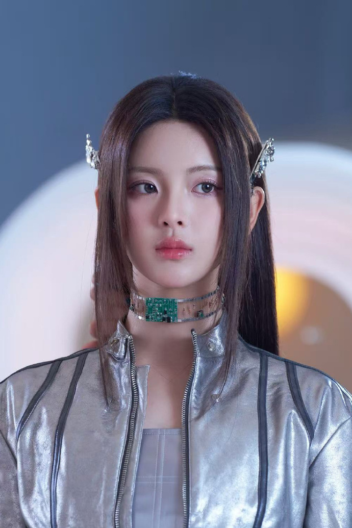 杨超越穿银色套装科技感满满