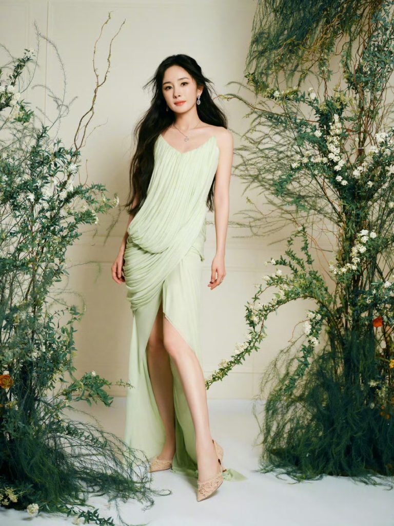 杨幂穿嫩绿开衩裙清新靓丽