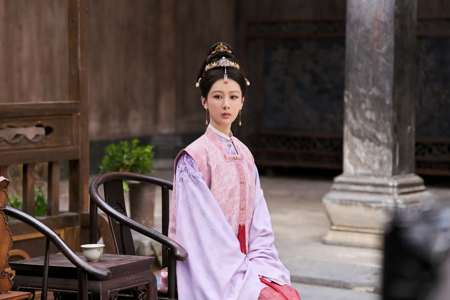 杨紫穿粉紫色古风长裙优雅大气 盘发戴抹额精致明媚