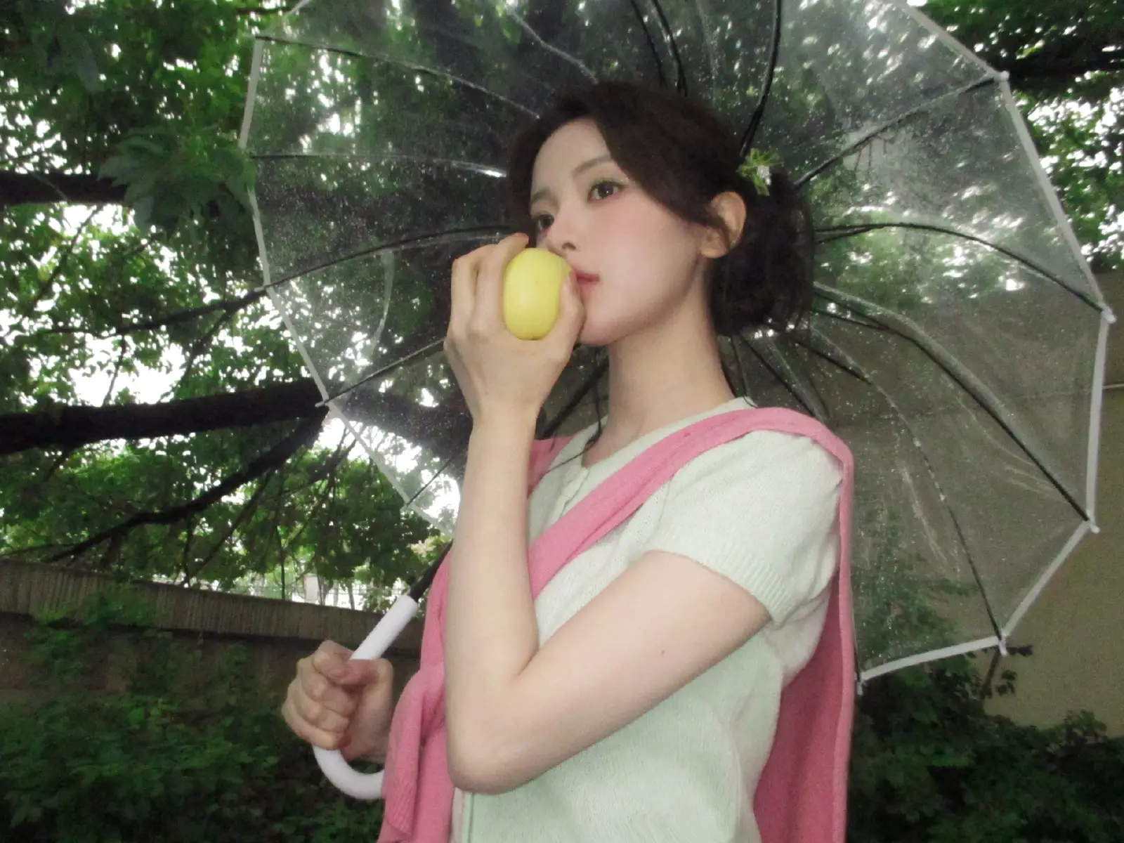 杨超越拍摄青苹果大片元气满满 妆容粉嫩养眼气质清纯