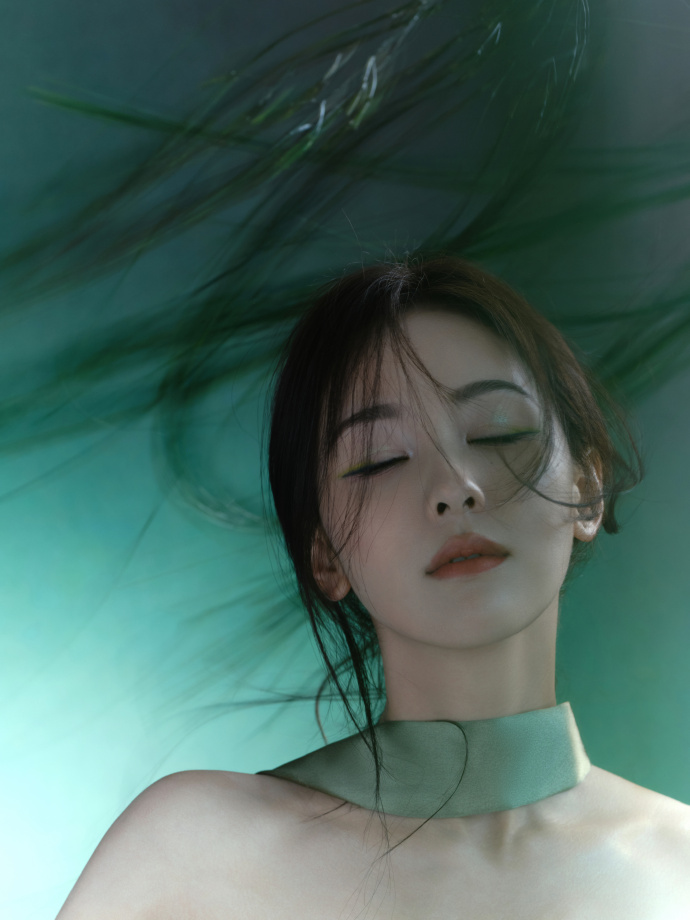 陈都灵穿绿色抹胸裙清新灵动