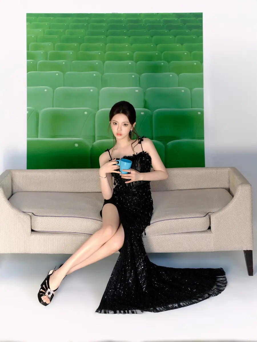 杨超越穿黑色吊带刺绣裙身姿曼妙 大方秀美腿超养眼