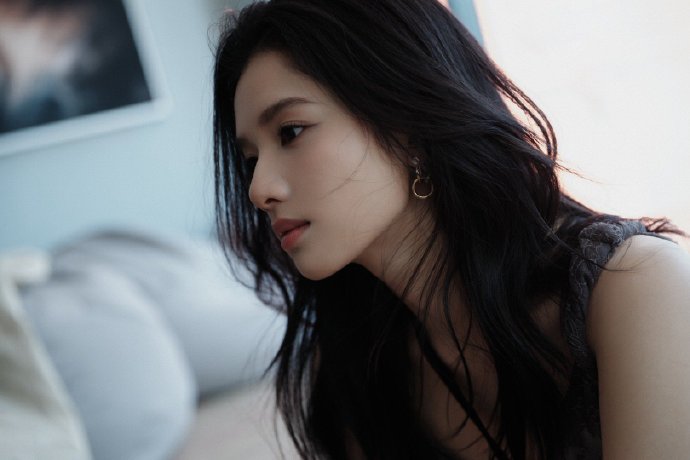 张婧仪穿黑色西装外套知性干练