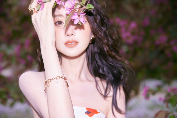 毛晓彤穿印花裙甜美似少女