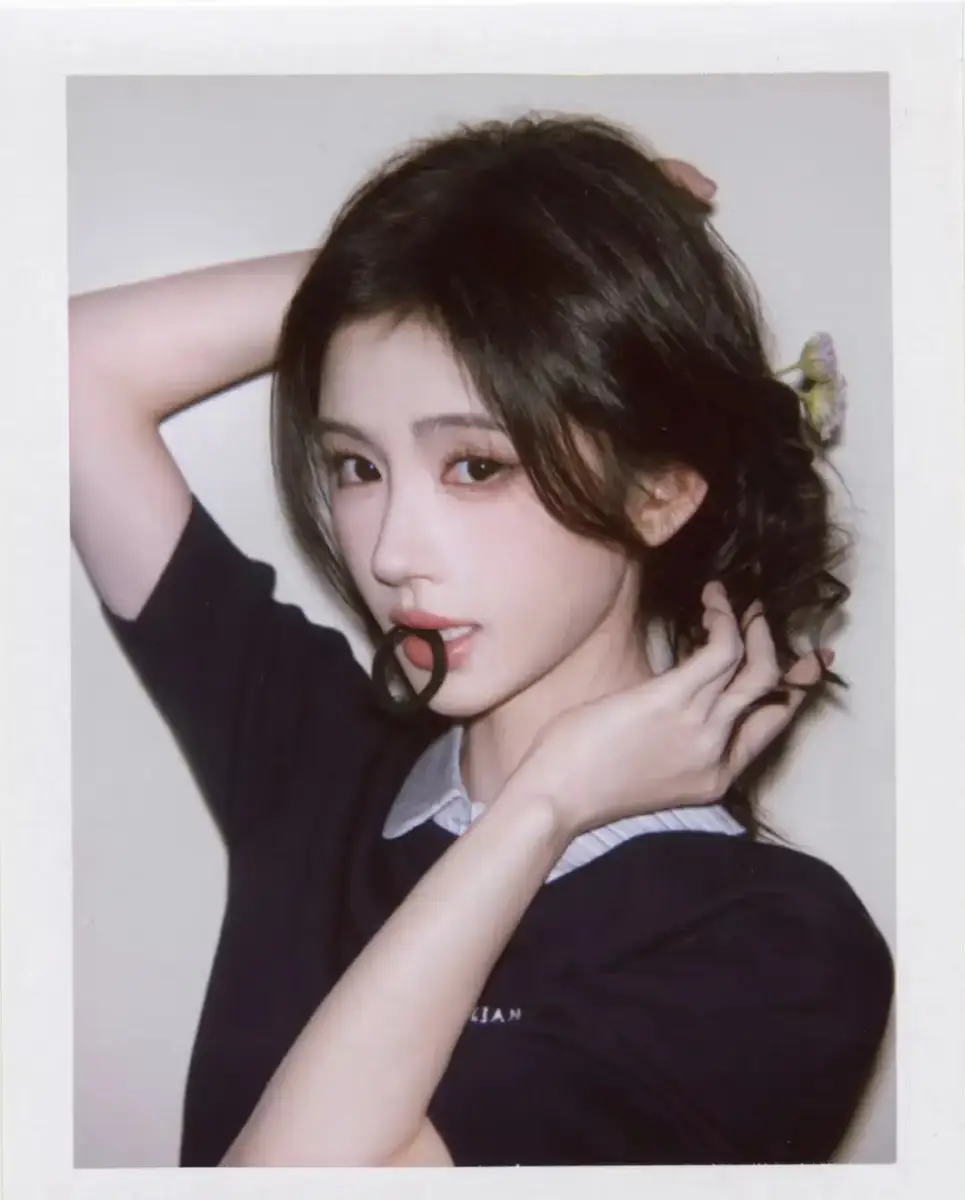 鞠婧祎穿金色挂脖上衣魅惑撩人 盘发造型配珍珠项链贵气明艳