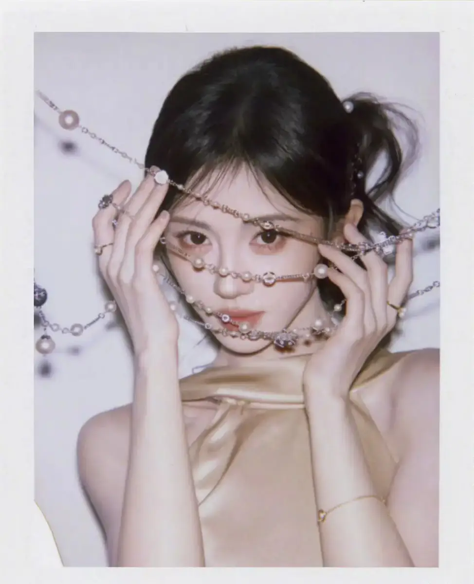 鞠婧祎穿金色挂脖上衣魅惑撩人 盘发造型配珍珠项链贵气明艳