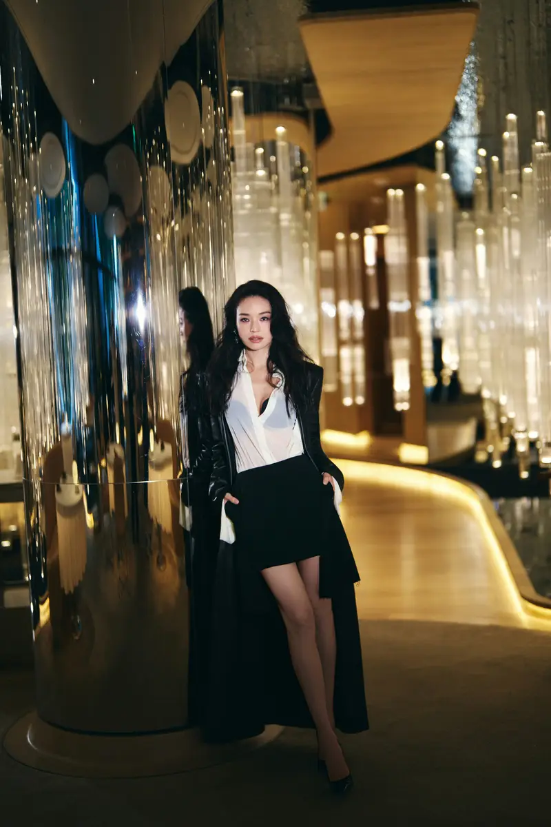 舒淇身穿黑色皮大衣摩登时尚 妆容精致散发成熟韵味