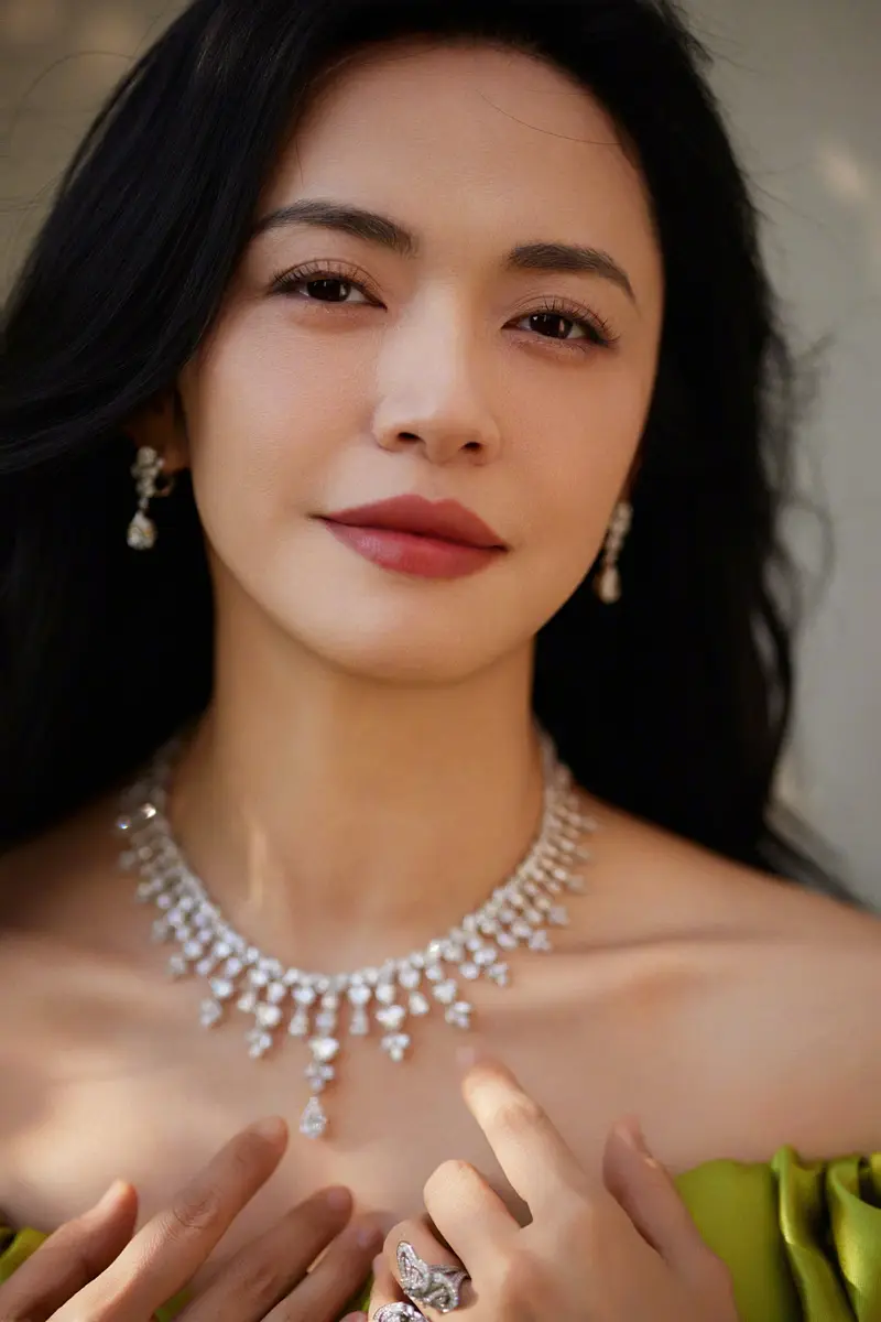 姚晨穿绿色缎面礼服曲线曼妙 阳光下吹海风松弛自在