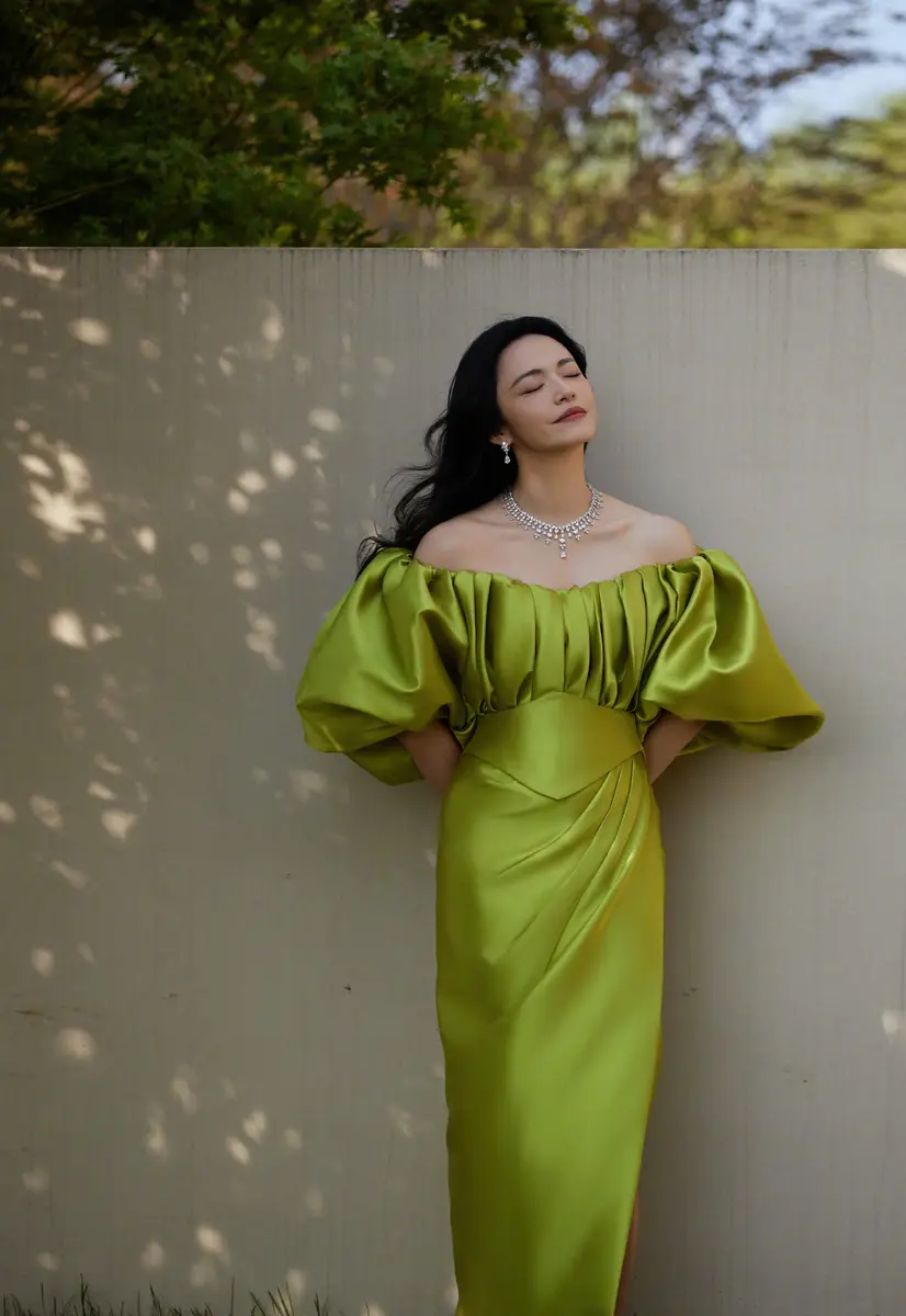 姚晨穿绿色缎面礼服曲线曼妙 阳光下吹海风松弛自在