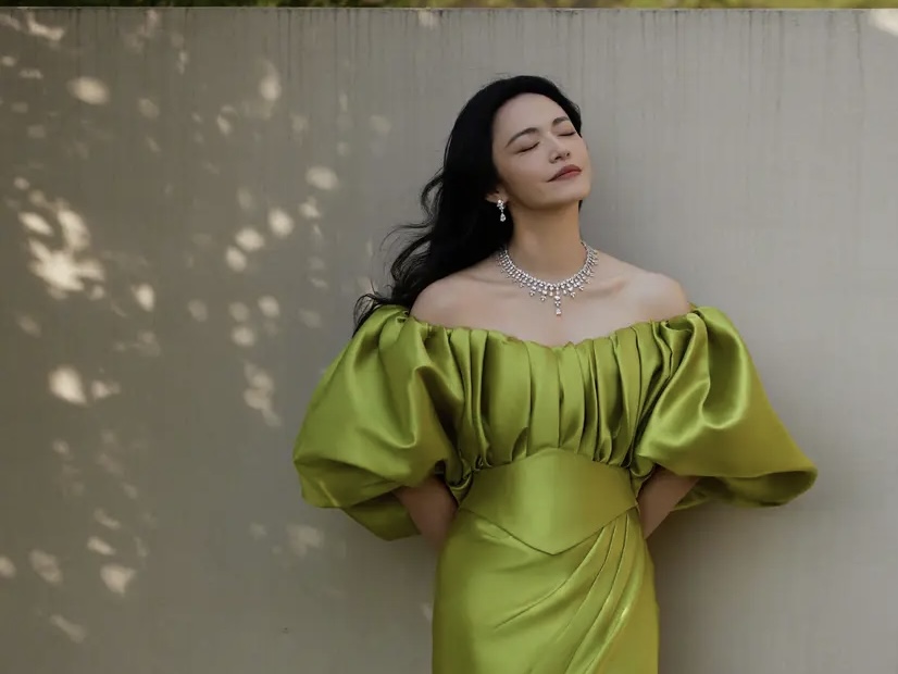 姚晨穿绿色缎面礼服曲线曼妙 阳光下吹海风松弛自在