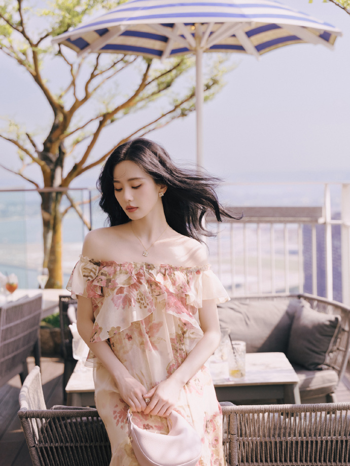 刘诗诗穿印花露肩长裙 芬芳四溢清爽甜美
