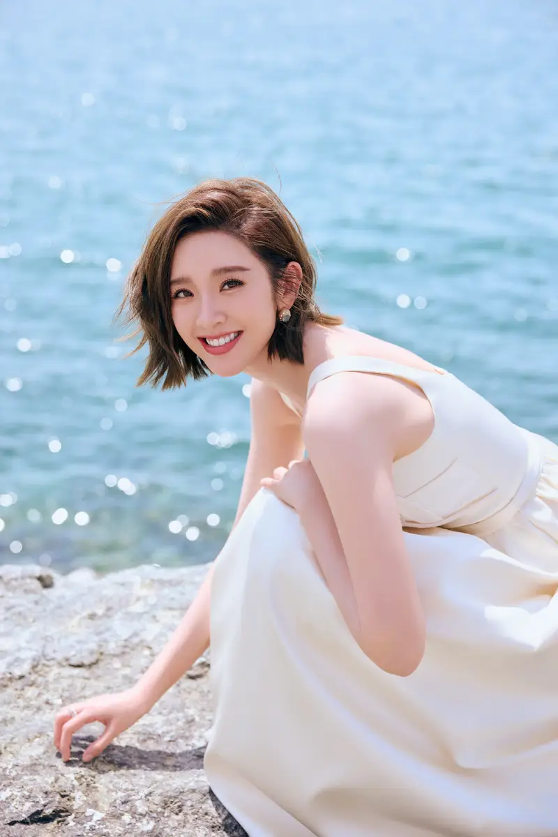 唐艺昕在迪拜海边拍大片笑容灿烂！清新感扑面而来