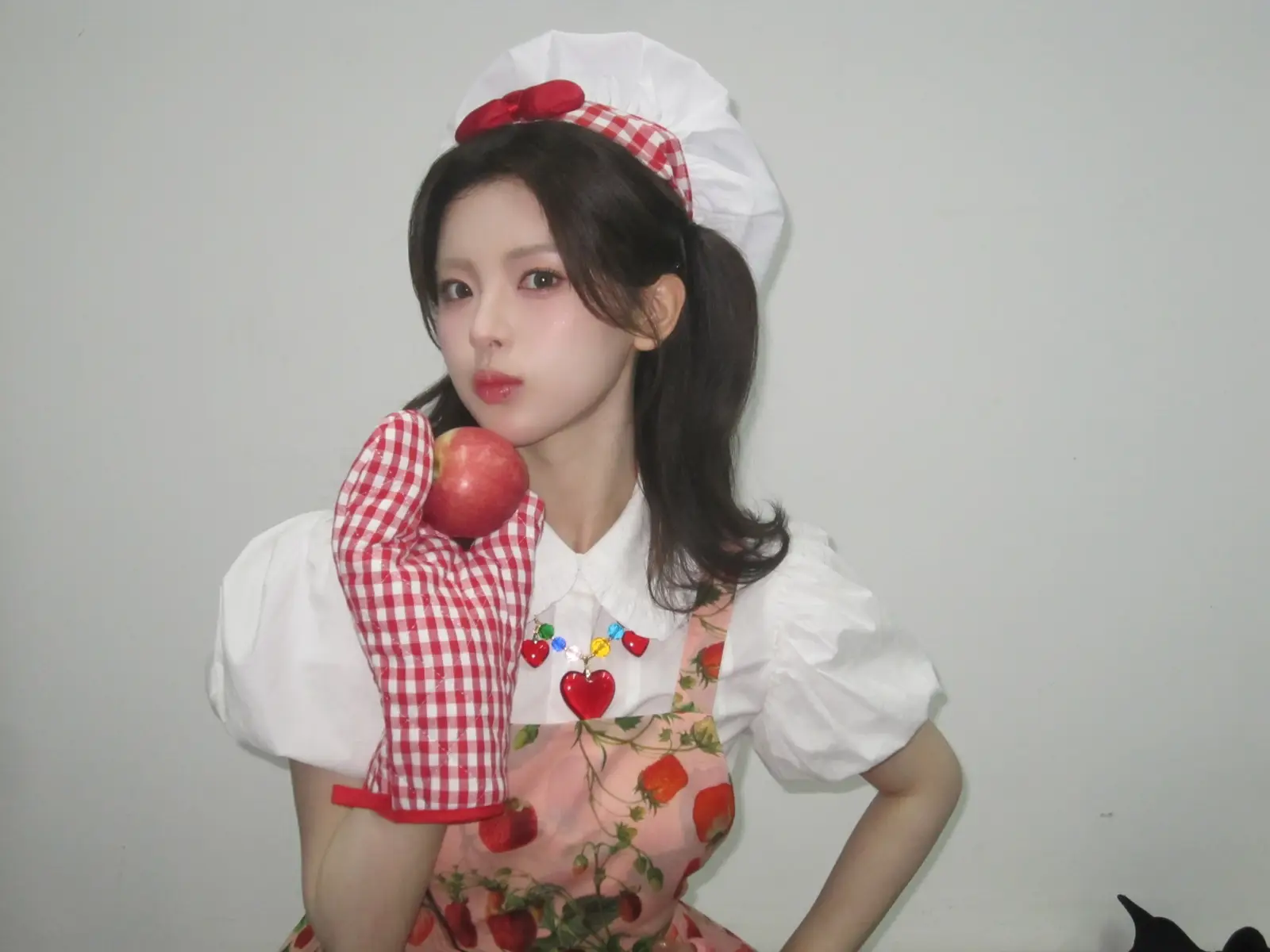 杨超越穿苹果碎花背带裙俏皮可爱 戴厨师帽好似草莓小蛋糕