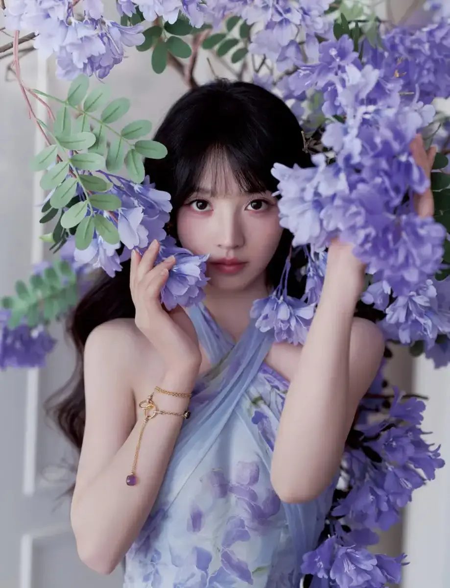田曦薇穿紫罗兰纱裙甜美清新 与鲜花合影美如画中人