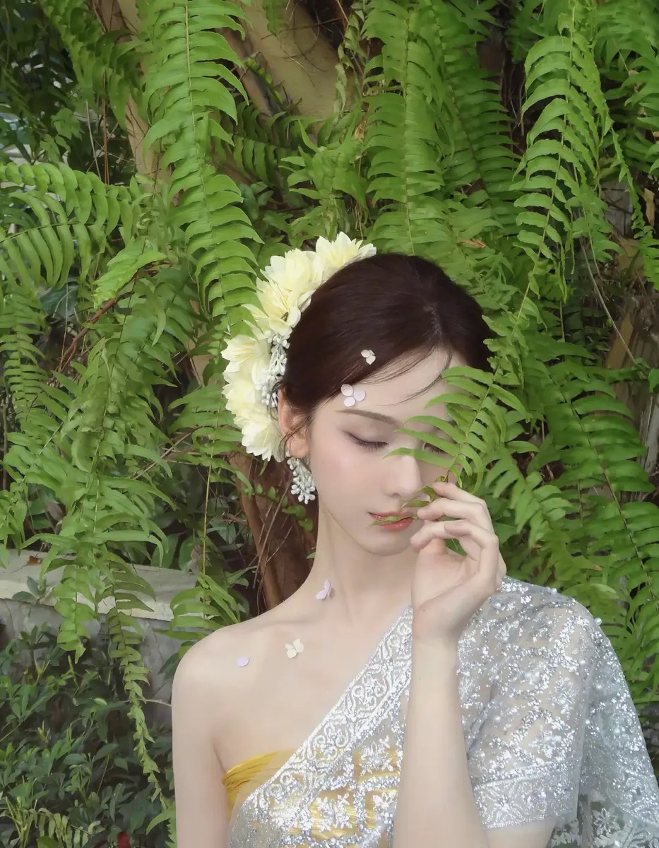 陈都灵穿民族风长裙秀婀娜身材 盘发簪花造型优雅明媚