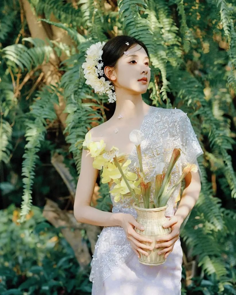 陈都灵穿民族风长裙秀婀娜身材 盘发簪花造型优雅明媚