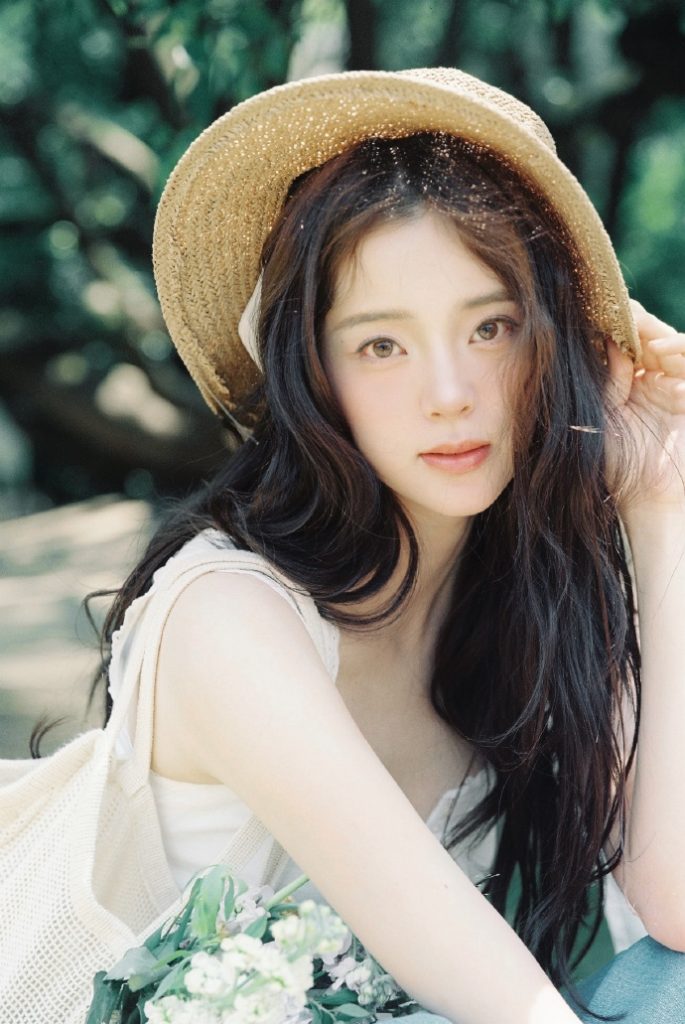 欧阳娜娜穿白色吊带清新靓丽
