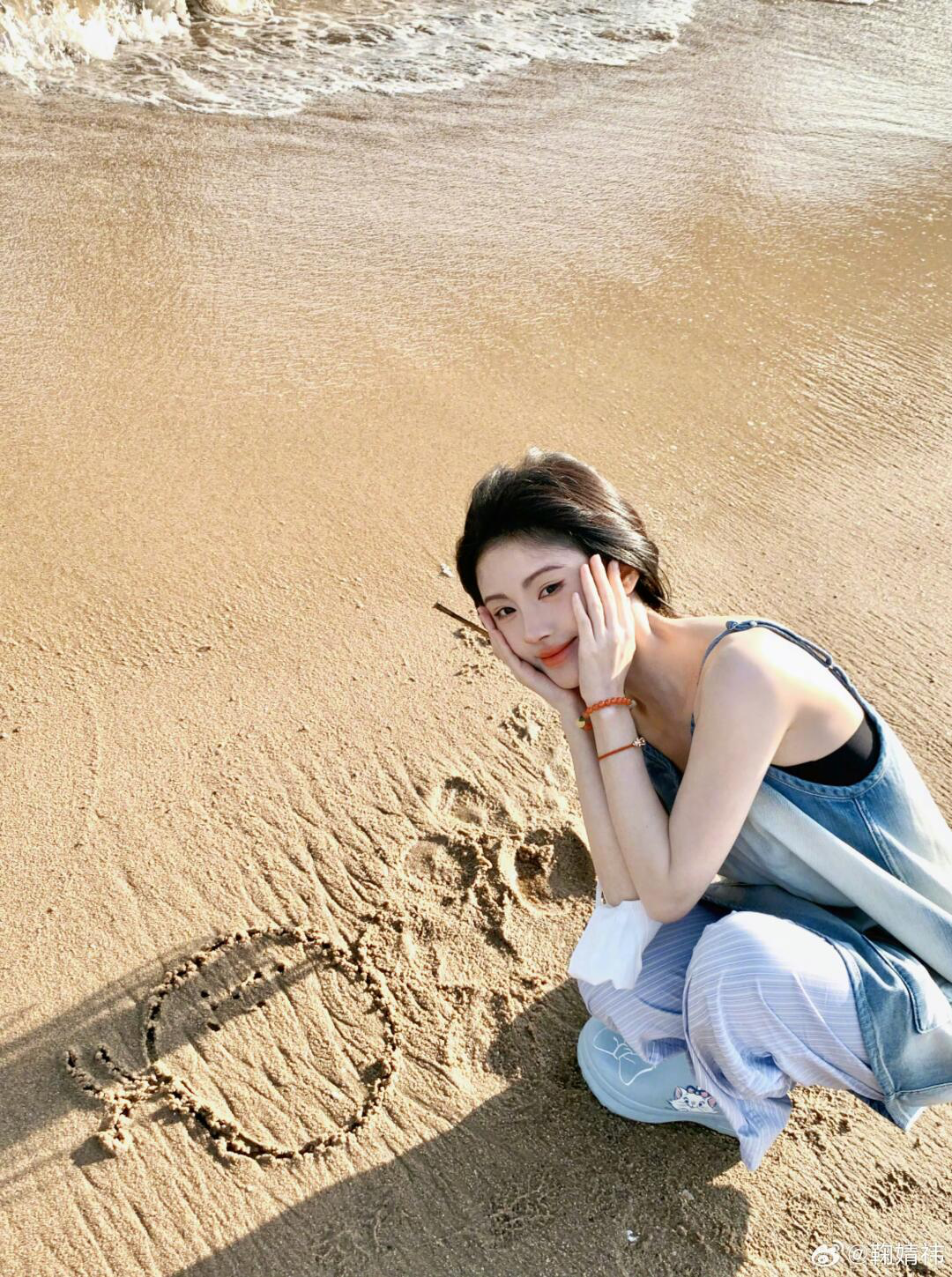 鞠婧祎晒海边美照松弛感拉满 捧脸甜笑少女感十足