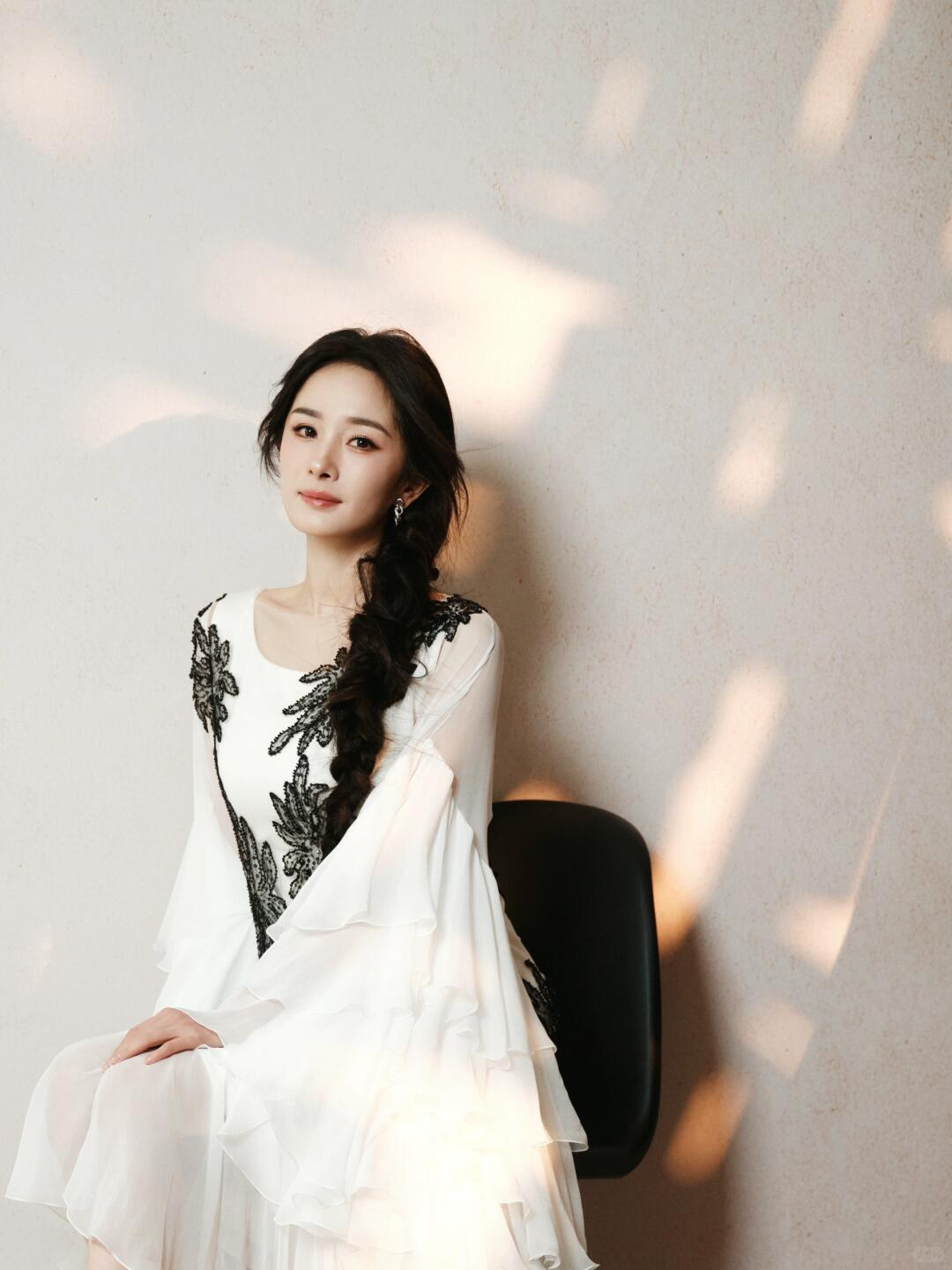 杨幂穿中式刺绣礼服优雅夺目 头扎麻花辫清丽温婉