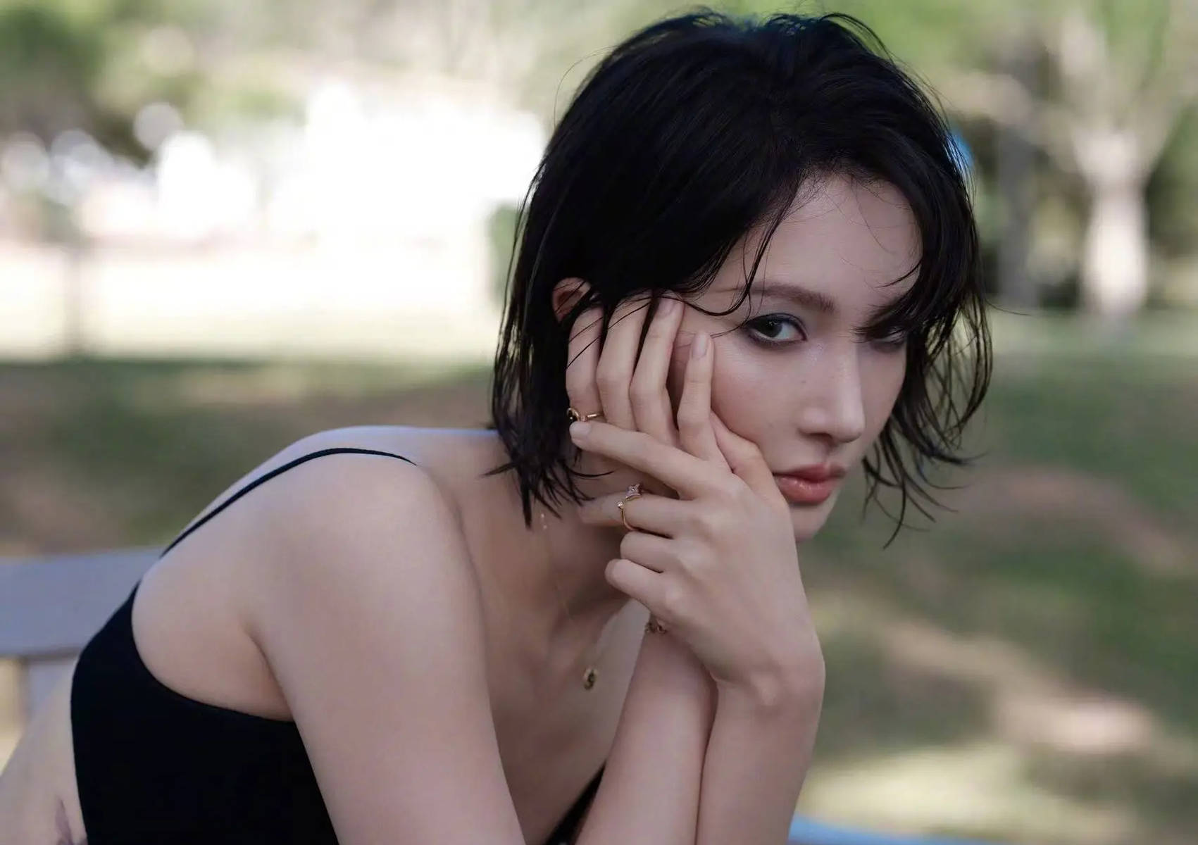 金晨海边穿吊带秀婀娜身材 湿发麻花造型又甜又酷