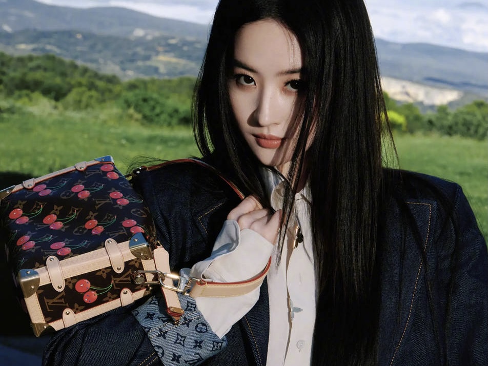 刘亦菲穿吊带背心清纯甜美 黑长直造型化身初恋白月光