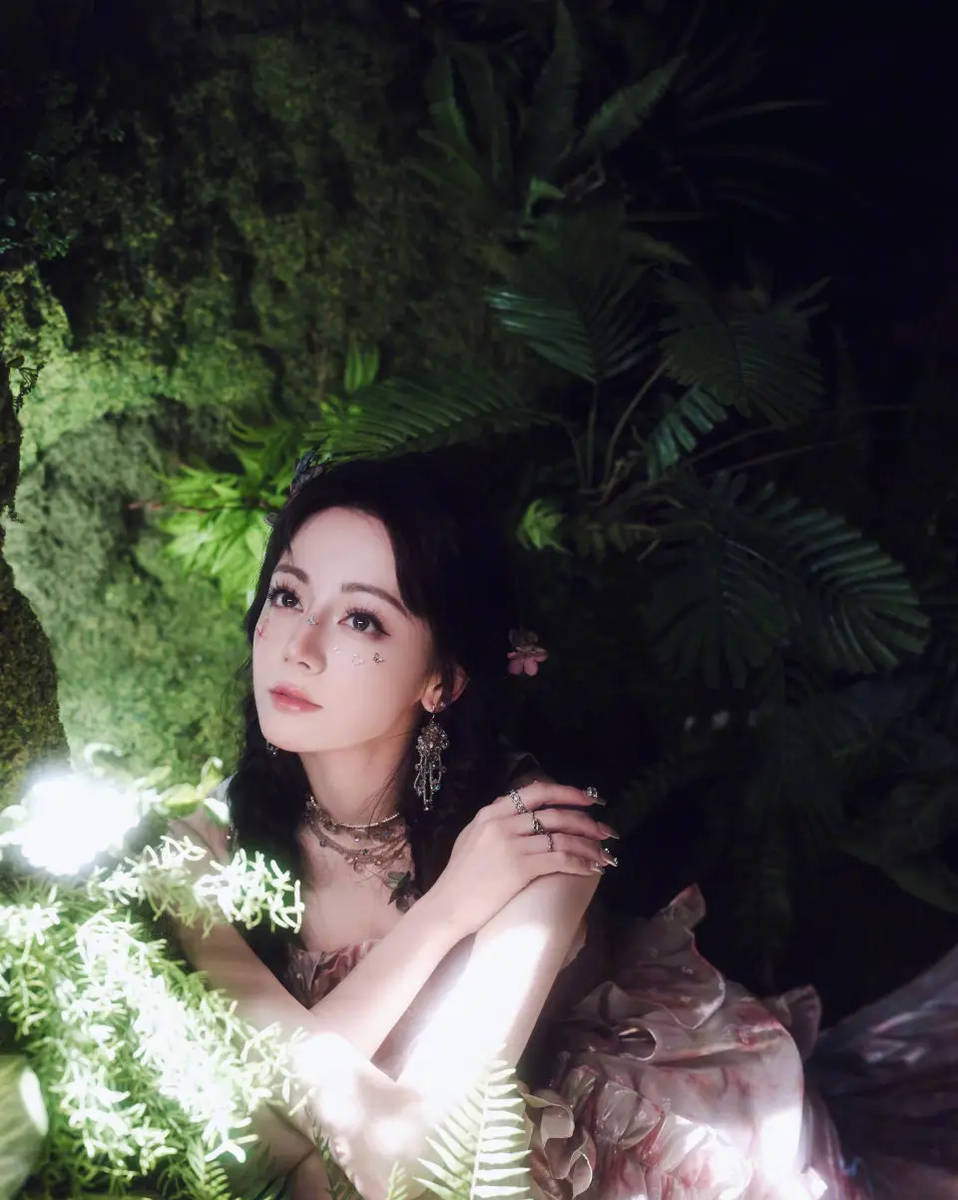 迪丽热巴穿粉色抹胸裙化身花间精灵 丁达尔光下明媚动人