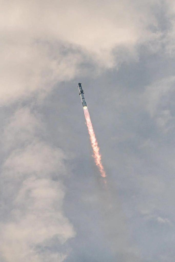 星舰第九次试飞：飞船太空"翻跟斗"，卫星也没放成