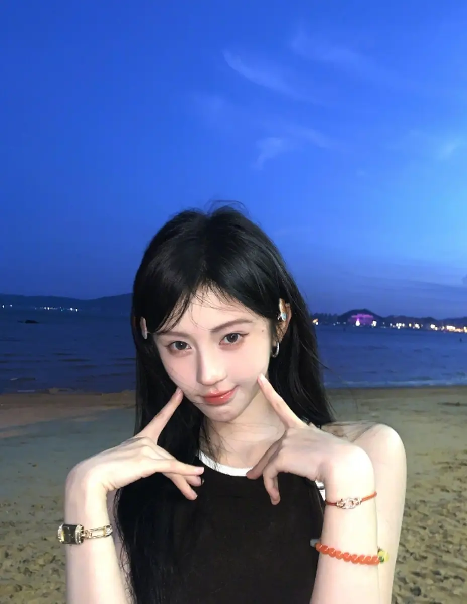 鞠婧祎晒海边美照俏皮似少女！妆容精致嘟嘴卖萌超可爱