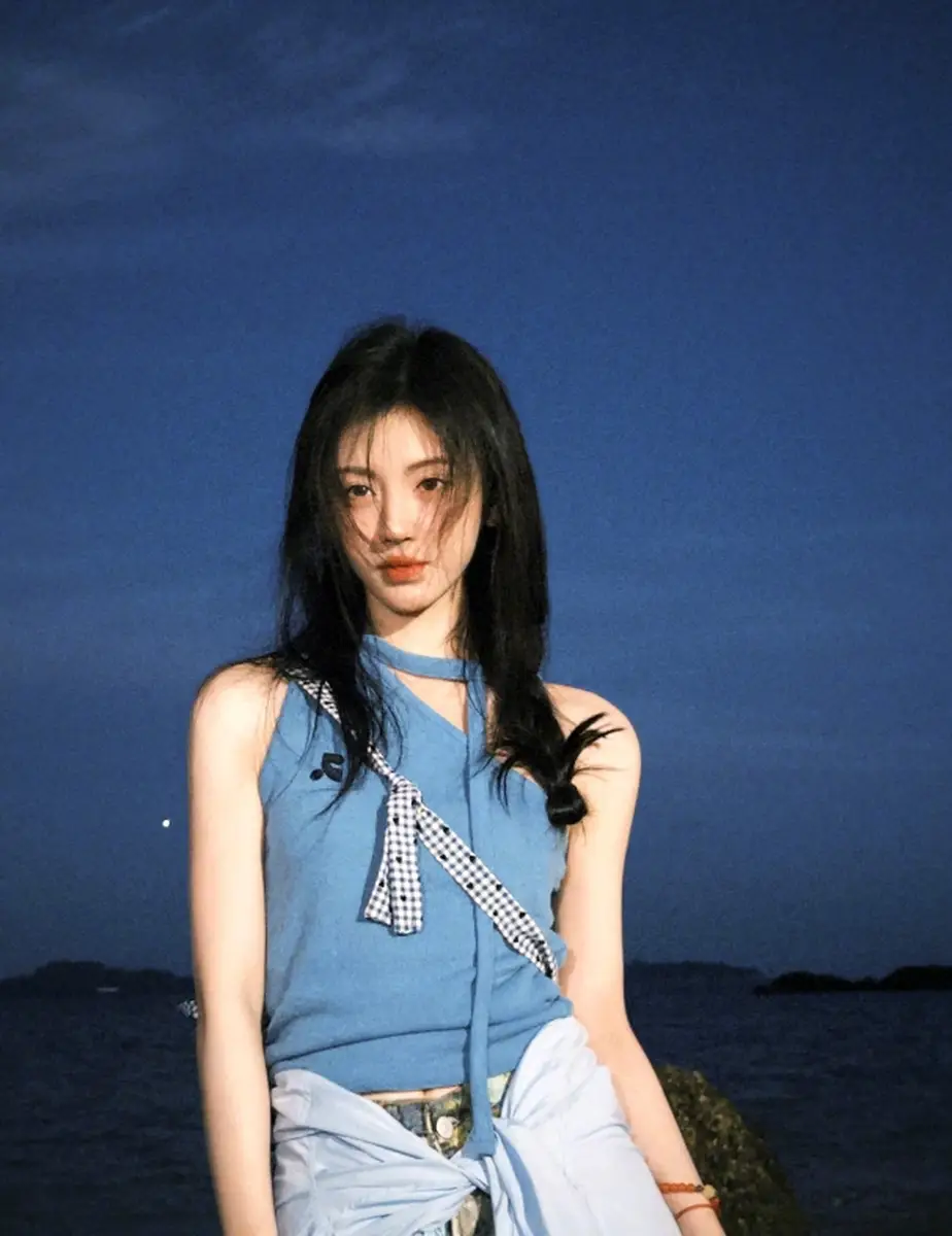 鞠婧祎晒海边美照俏皮似少女！妆容精致嘟嘴卖萌超可爱