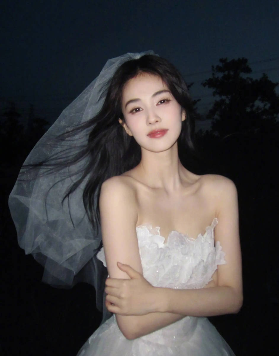 白鹿身穿婚纱典雅又高贵 黑发随风飞舞笑容浅浅
