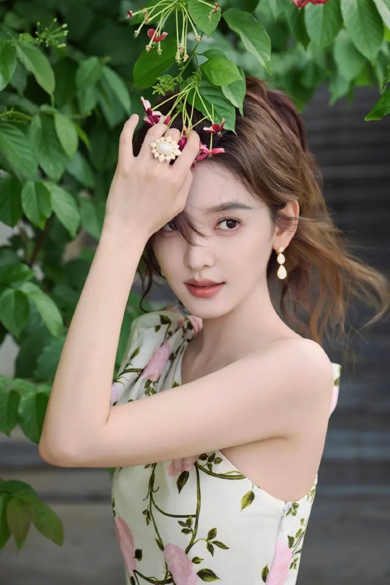 章若楠晒海边写真，夏日氛围感拉满