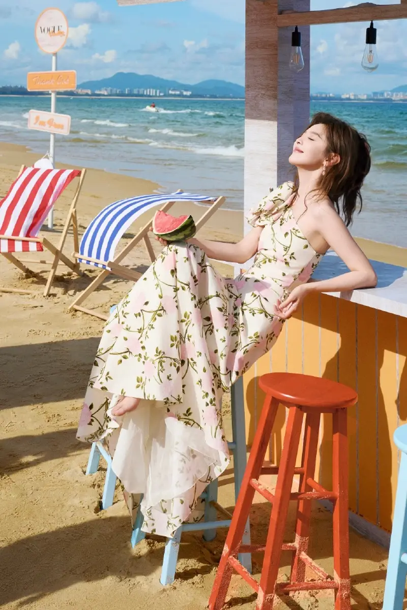 章若楠晒海边写真，夏日氛围感拉满