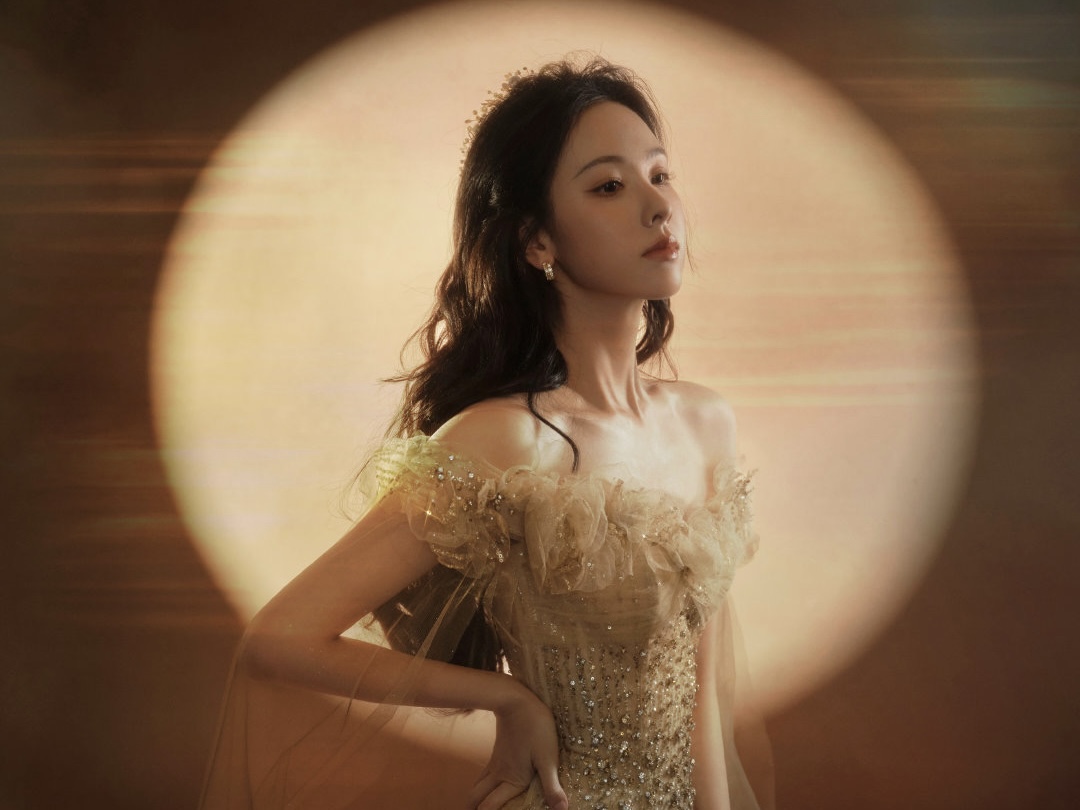 陈都灵化身金莲仙女 穿碎钻长裙闪耀动人