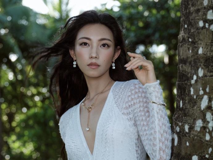 那尔那茜白裙气质卓越 海边漫步尽显骨感美