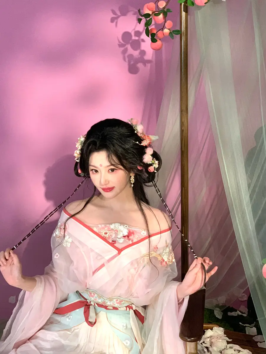 孔雪儿穿抹胸古风裙秀完美肩线 手拿油纸伞灵动甜美