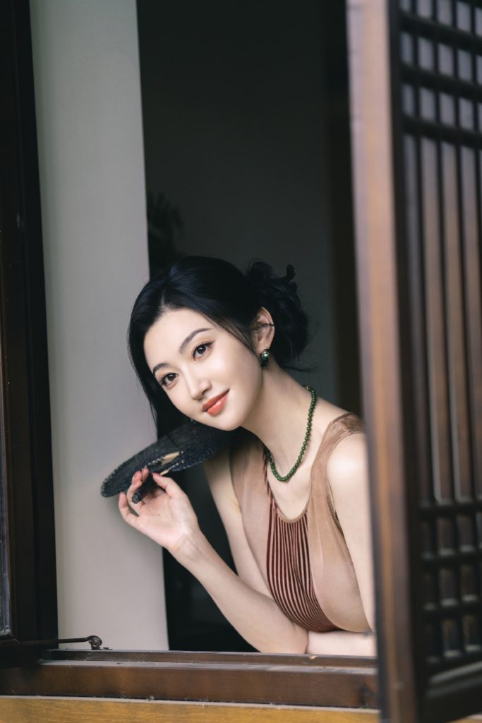景甜穿无袖长裙典雅温婉 盘发造型知性甜美