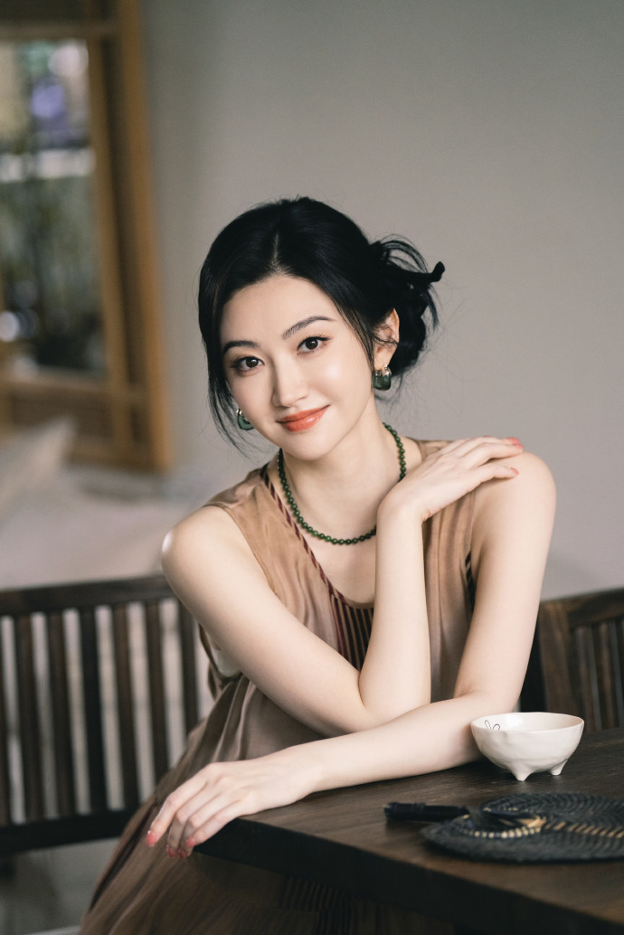 景甜穿无袖长裙典雅温婉 盘发造型知性甜美